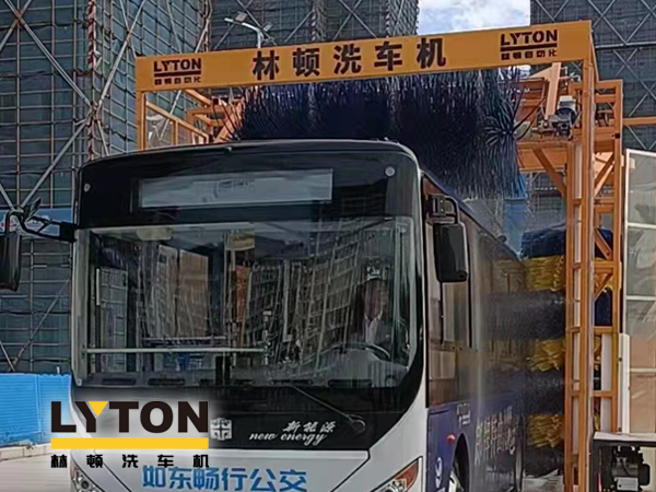 讓出行更美好!通州暢行公交配置lyton三刷大型通道式大巴洗車機