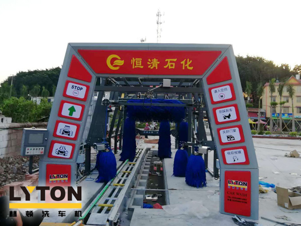 恒清石化引進(jìn)FX-11系列電腦洗車機，洗車液和水蠟、自動仿行刷洗、自動仿行風(fēng)干。