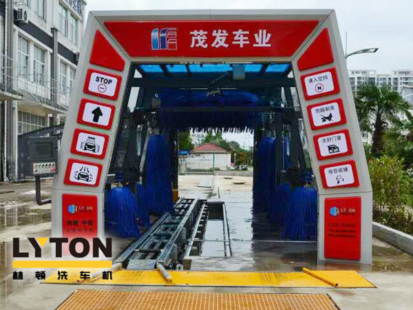南京林頓電腦洗車機(jī)高壓沖洗、仿型超柔刷洗、自動計(jì)量噴灑洗車液、亮光蠟及強(qiáng)力仿型風(fēng)干等自動洗車工藝操作。
