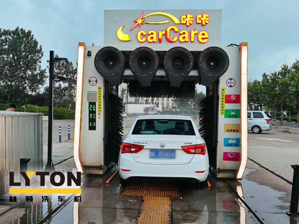 綜合性服務加油場站常態化！加油超30L免費洗車，山東日照中石油carCare咔咔配置龍門往復式電腦洗車機