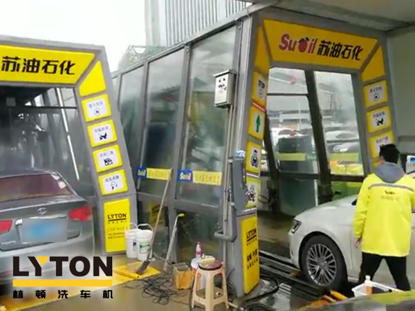 圖一：聲勢赫奕，應接不暇！貴陽蘇油石化雙子座FX-11隧道式電腦洗車機調試完成。