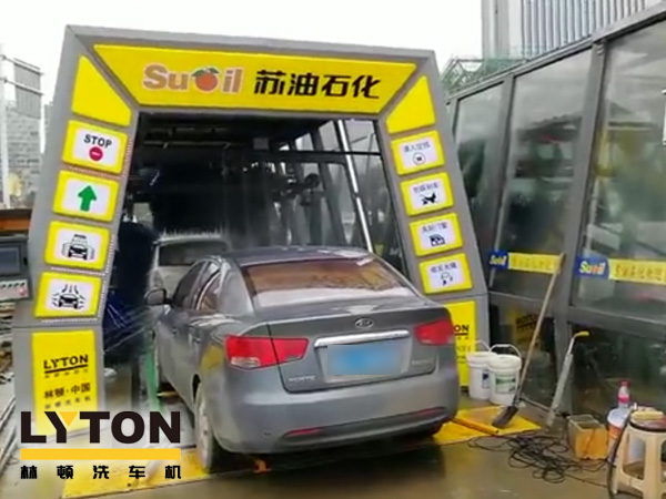 圖二：聲勢赫奕，應接不暇！貴陽蘇油石化雙子座FX-11隧道式電腦洗車機調試完成。