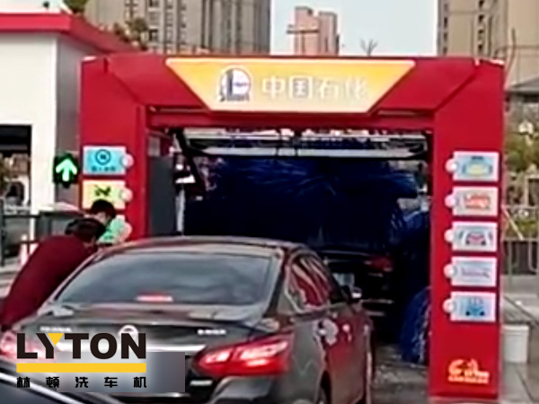 常州中石化FX-11-7雙風機7刷電腦洗車機設備交付使用,現場排起來了長龍。