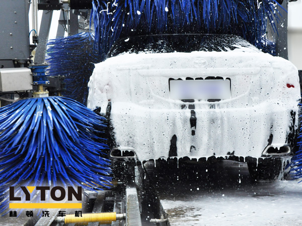 經電腦洗車機毛刷洗刷,使車身光亮如新在車身上形成一層光亮、不易揮發的高分子聚合保護膜,這種保護膜具有抗水、耐磨、防曬、防腐蝕的特點。