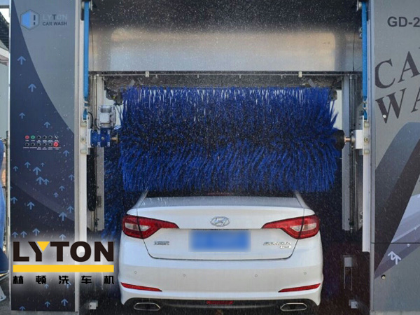 根據(jù)電腦洗車機(jī)工作方式的不同可分為隧道式電腦洗車機(jī)及往復(fù)式龍門洗車機(jī)，其核心本質(zhì)區(qū)別在于洗車機(jī)、汽車誰在動。