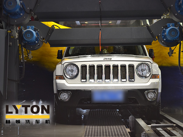 嚴冬要做好水管、水泵等的防寒措施,室外的水管要加裝保溫層。