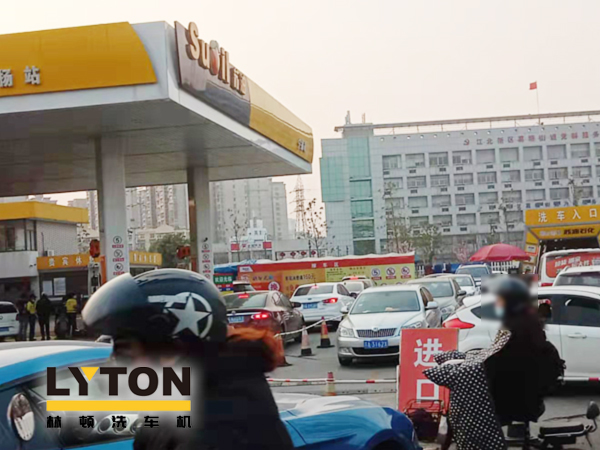 洗車“長龍”哪里見?蘇油寧揚站加油站全自動洗車長期受熱捧