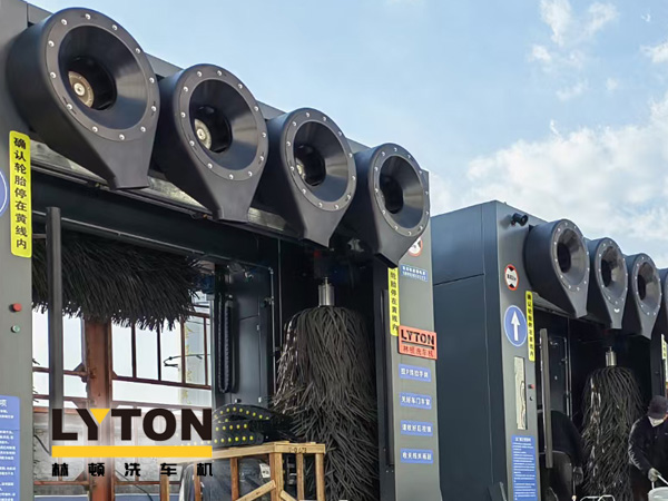 林頓龍門往復式全自動洗車機全過程自動控制運行！快捷可靠性好！設備外觀美觀大方！