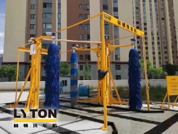 大型通道式巴士洗車機，廣泛應(yīng)用于城市公交系統(tǒng)。全自動洗車機設(shè)備選林頓，專注清洗，誠信服務(wù)每一個客戶！